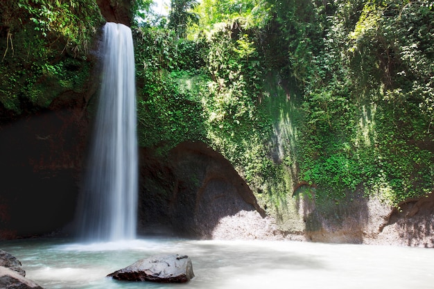 Photo de la nature et de la belle cascade de Tibumana à Bali