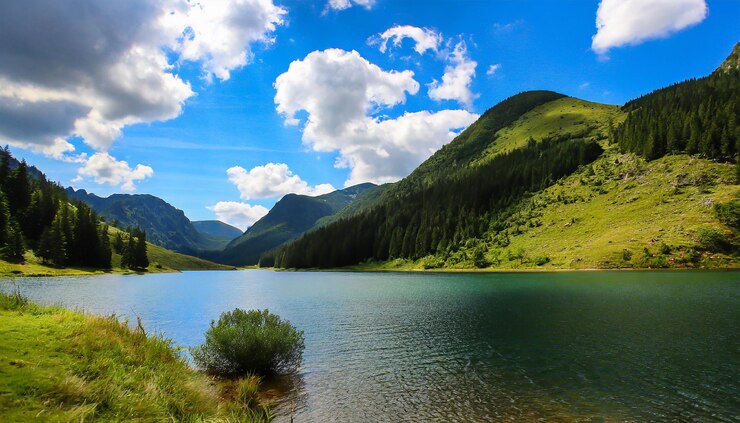 Photo photo de nature d'un lac au milieu des montagnes pendant la journée ensoleillée et les nuages