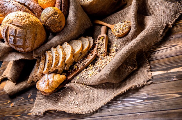 Photo de nature morte de pain et de boulangerie dans le panier en osier. Toasts américains et français pour cuisiner le petit-déjeuner.