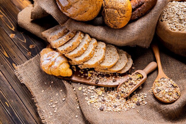 Photo de nature morte de pain et de boulangerie dans le panier en osier. Toasts américains et français pour cuisiner le petit-déjeuner.