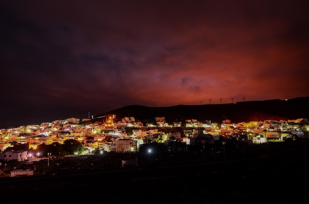 Photo nocturne de la ville canarienne d'Agaete