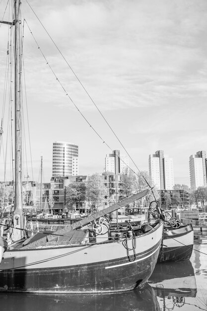 Photo une photo en noir et blanc d'un bateau avec le mot l sur le côté