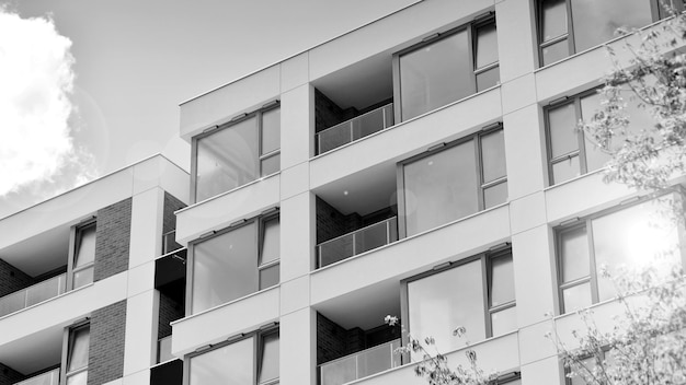 une photo en noir et blanc d'un bâtiment avec des balcons et des balcons.