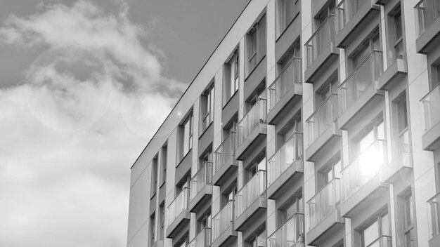 une photo en noir et blanc d'un bâtiment avec des balcons et des balcons.