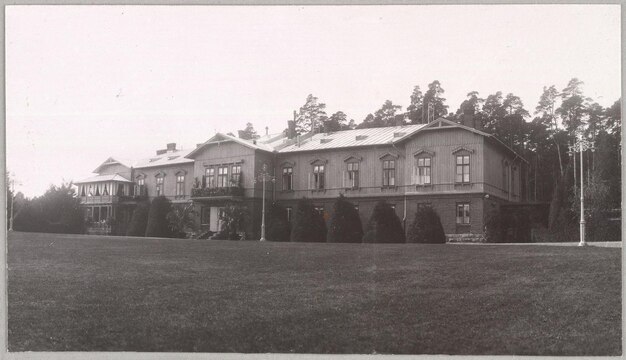 une photo en noir et blanc d'un bâtiment avec une grande fenêtre