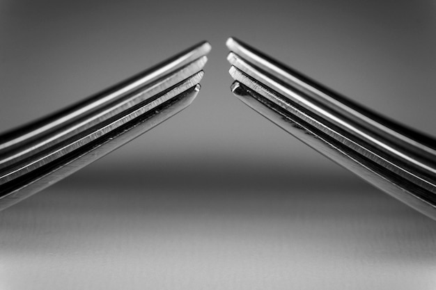 photo en noir et blanc de deux fourchettes avec un fond blanc