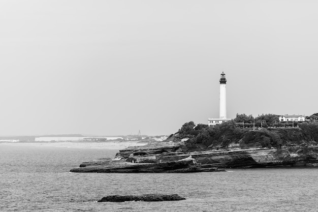 Photo noir et blanc du phare de Biarritz