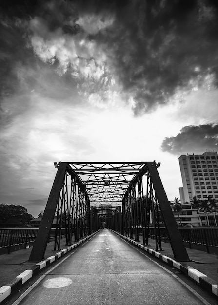 Photo en noir et blanc du pont de fer vintage à Chiangmai, Thaïlande