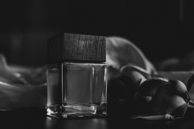 Photo en noir et blanc d'un flacon de parfum