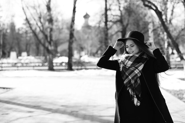 Photo en noir et blanc d'une jeune fille en promenade