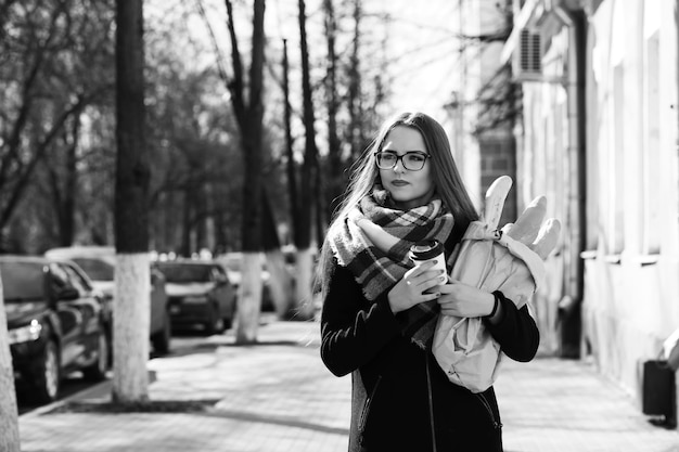 Photo en noir et blanc d'une jeune fille en promenade