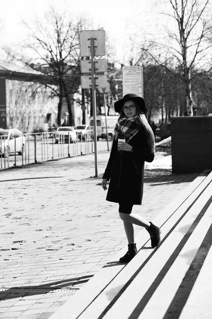 Photo en noir et blanc d'une jeune fille en promenade