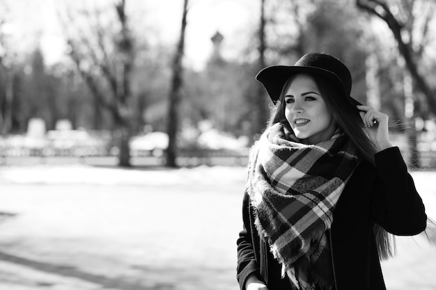 Photo en noir et blanc d'une jeune fille en promenade