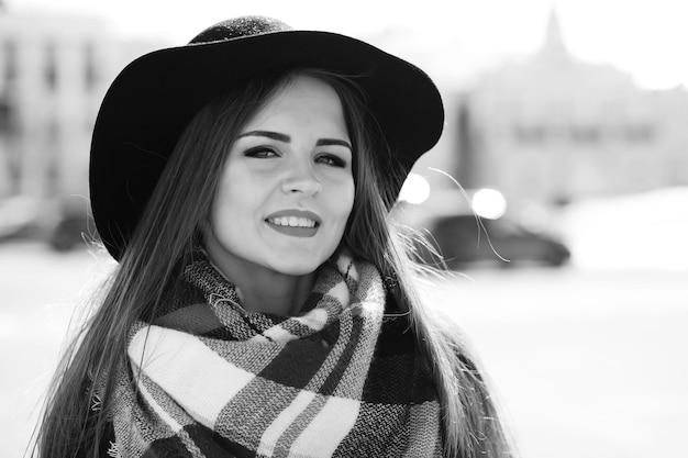 Photo en noir et blanc d'une jeune fille en promenade