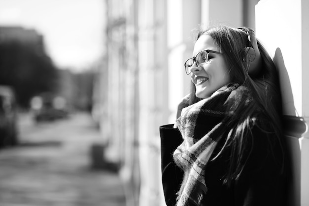 Photo en noir et blanc d'une jeune fille en promenade