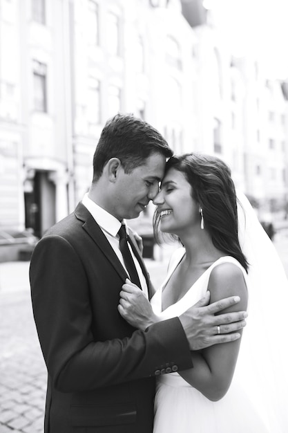 Photo noir et blanc de jeunes mariés joyeux et émotionnels qui s'amusent Moment romantique ensemble