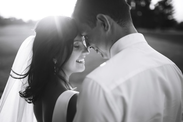 Photo noir et blanc de jeunes mariés joyeux et émotionnels qui s'amusent Moment romantique ensemble