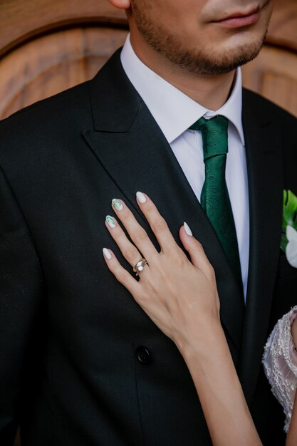 Photo en noir et blanc de la main de la mariée