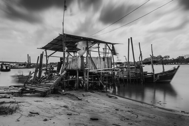 Photo une photo en noir et blanc d'une maison sur la plage.