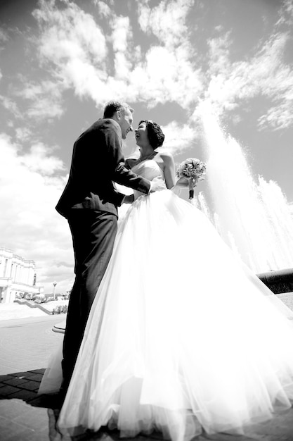 Photo en noir et blanc d'une mariée et d'un marié heureux