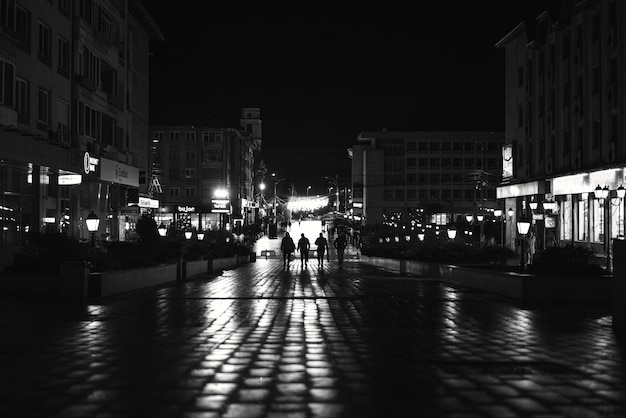 Une photo en noir et blanc d'une rue avec un panneau indiquant "je ne suis pas un grand fan"