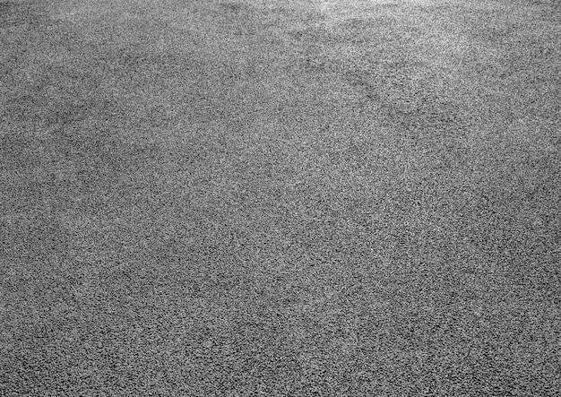 Une photo en noir et blanc d'un sol avec une lumière dessus