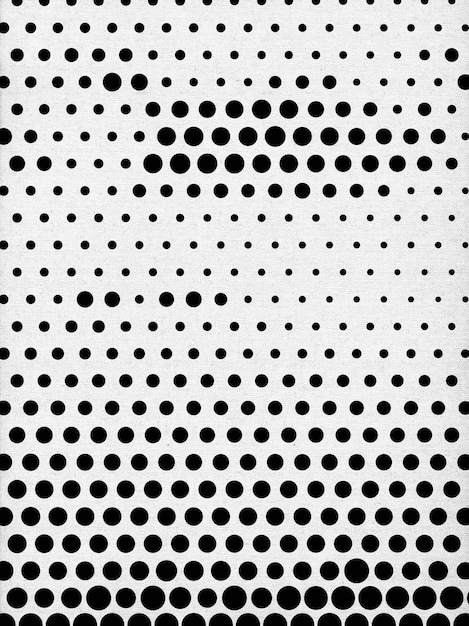 une photo en noir et blanc d'une structure métallique avec de nombreux trous