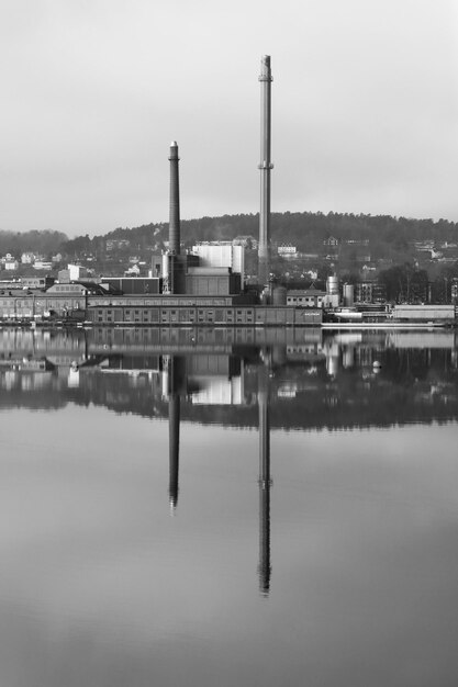 Photo une photo en noir et blanc d'une usine avec le mot 