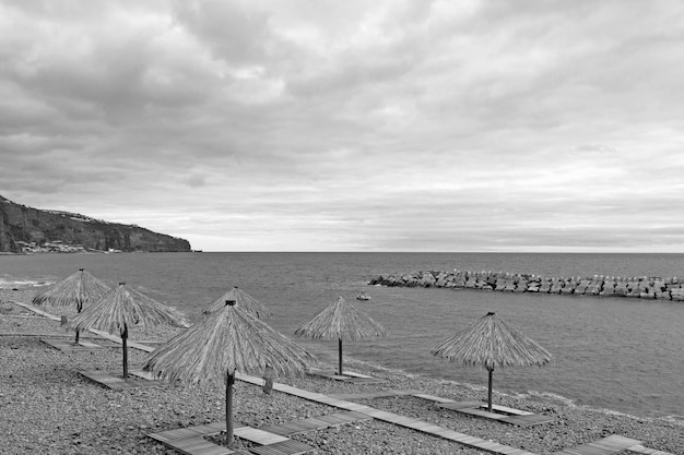 Photo en noir et blanc Vue d'une plage déserte une pandémie pas de temps