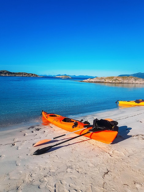 Photo de norvège avec mer ciel nuageux bateau orange en été