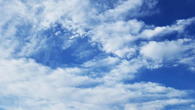 Photo photo nuage blanc sur le ciel bleu