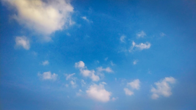 Photo de nuages sur le ciel bleu