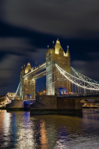 Photo de nuit du Tower bridge