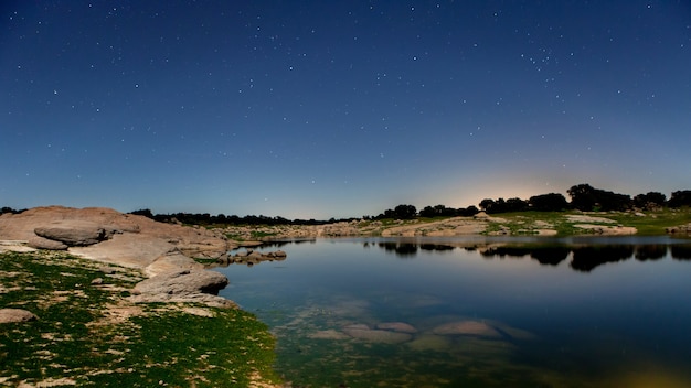 Photo de nuit avec des étoiles dans le ciel