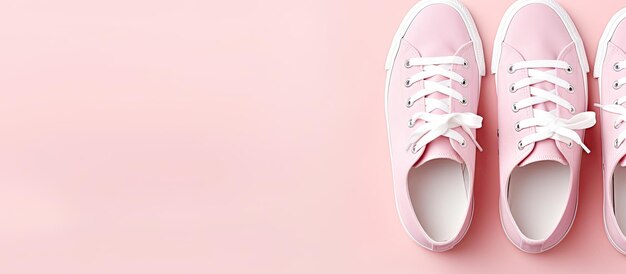 Photo d'une paire de chaussures de tennis roses vibrantes sur un fond rose correspondant avec un espace de copie