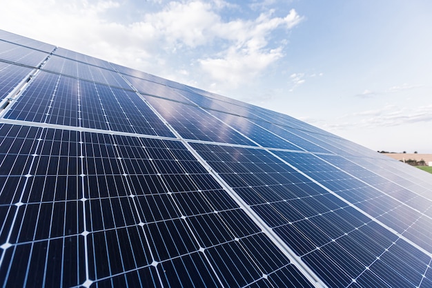 Photo de panneau solaire en gros plan sur fond de ciel bleu, énergie renouvelable eco