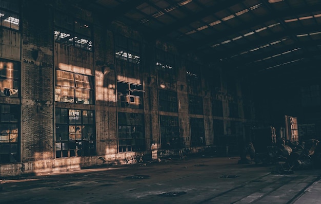 Photo panoramique d'un bâtiment abandonné sombre avec un plafond métallique