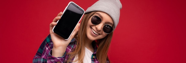 Photo panoramique de la belle jeune femme souriante belle portant une tenue élégante décontractée debout