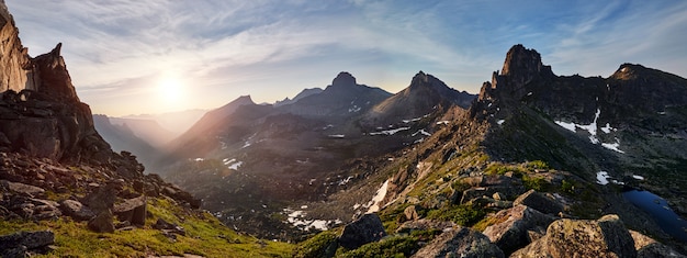 Photo panoramique du parc naturel Ergaki, Russie, de la vallée de la montagne de printemps. Fabuleux lever et coucher de soleil