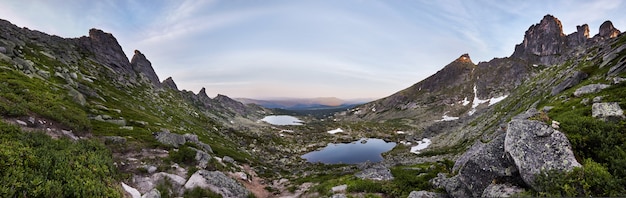 Photo panoramique du parc naturel de montagne de printemps