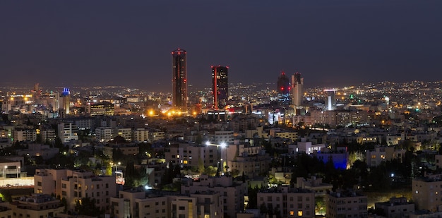 Photo panoramique de nuit du nouveau centre-ville d'Amman, la capitale de la Jordanie