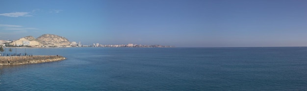 Une photo panoramique d'un paysage marin contre le ciel