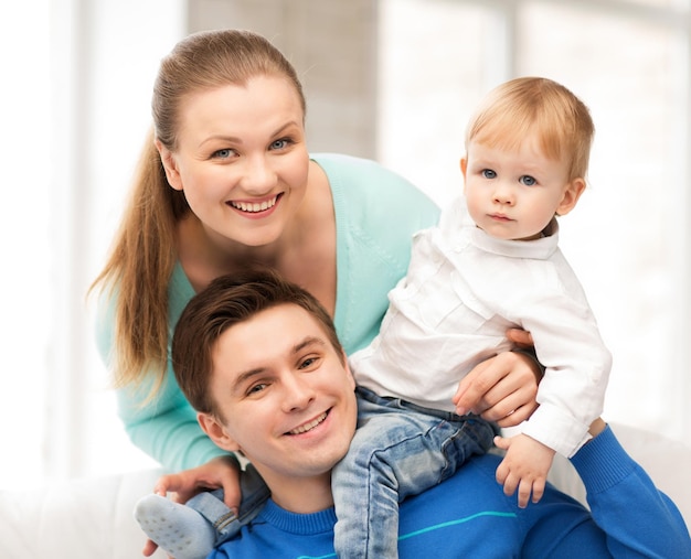 photo de parents heureux jouant avec un bébé adorable