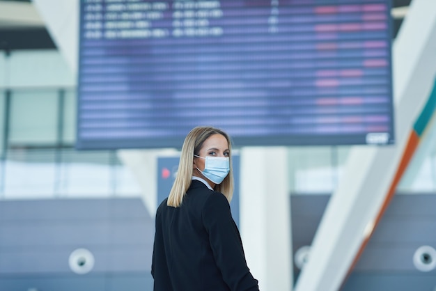 Photo d'une passagère adulte à l'aéroport