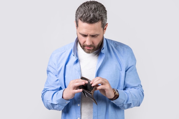 photo d'un pauvre homme sans argent avec portefeuille pauvre homme avec portefeuille isolé sur fond de studio pauvre homme avec portefeuille en studio pauvre homme avec portefeuille à portée de main