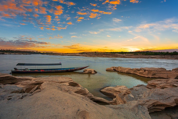 Photo de paysage au lever du soleil avec bateau mountainSam Phan Bok Ubon Ratchathani Thaïlande