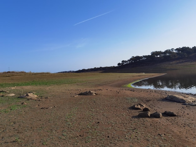 Photo de paysage de barrage vert dans un ciel bleu