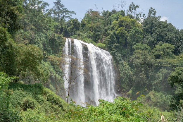 Photo de paysage d'une grande chute d'eau sur la destination de voyage Semarang Central Java