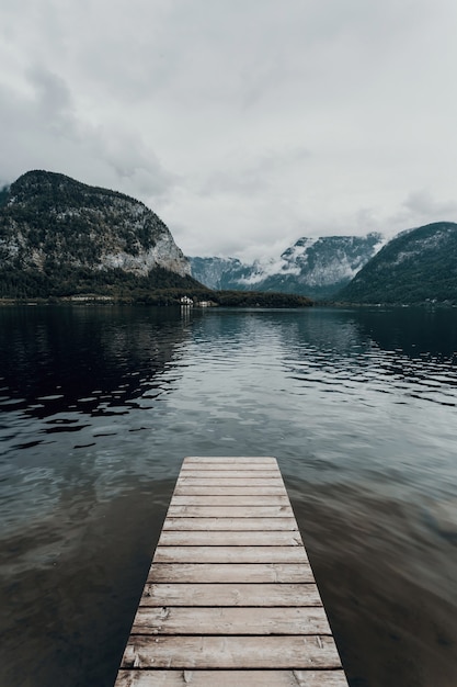 Photo de paysage moderne de Hallstatt en Autriche Lake Hallstatt humeur dramatique brumeuse voyage nuageux