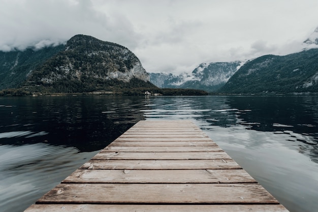 Photo de paysage moderne de Hallstatt en Autriche Lake Hallstatt humeur dramatique brumeuse voyage nuageux